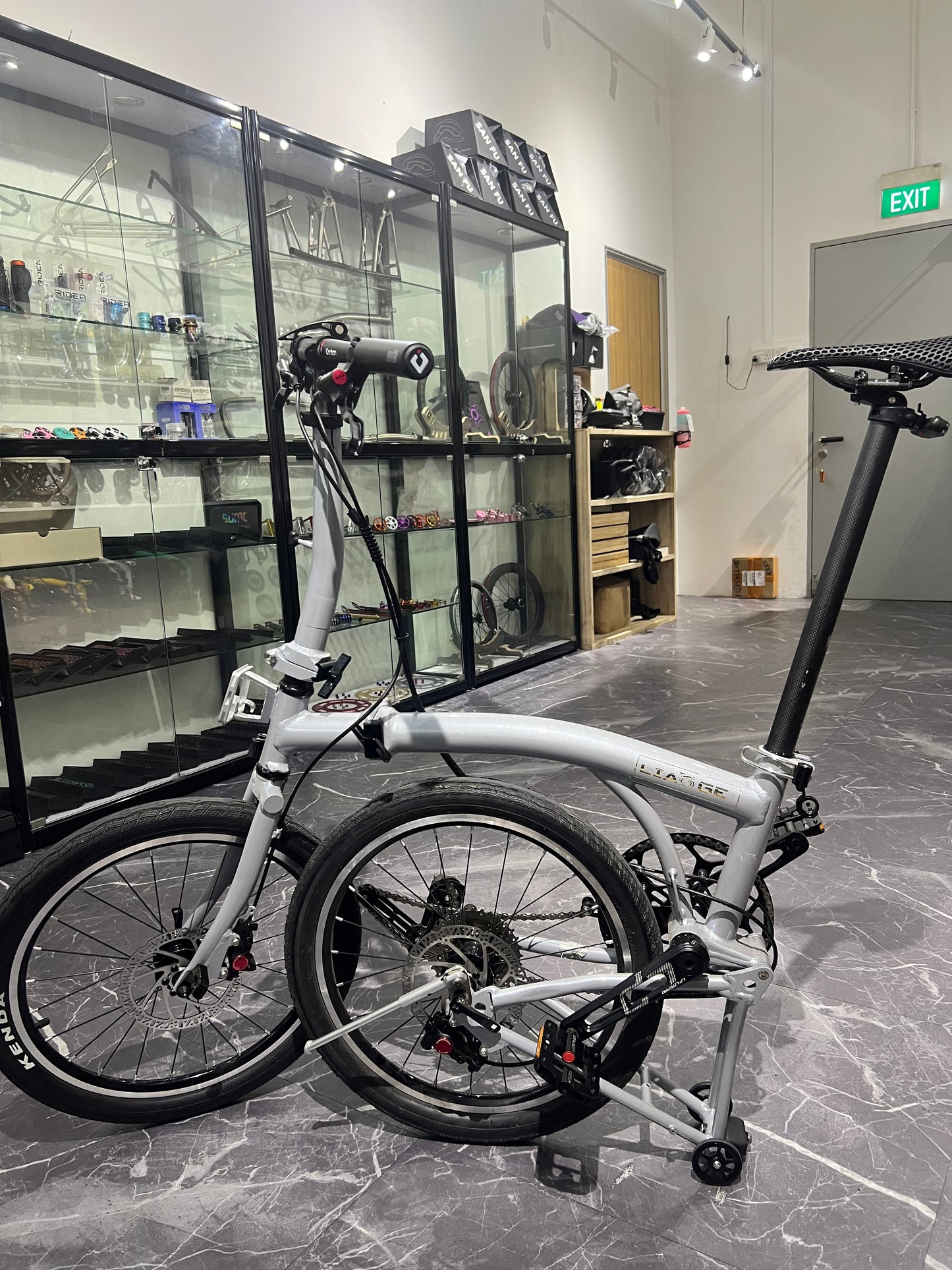 Liaoge L10 Aluminium 20” trifold bike light weight hydraulic disc brakes Shimano Tiagra 10 speed telescopic handle bar adjustable height 2” tyres gravel road competent