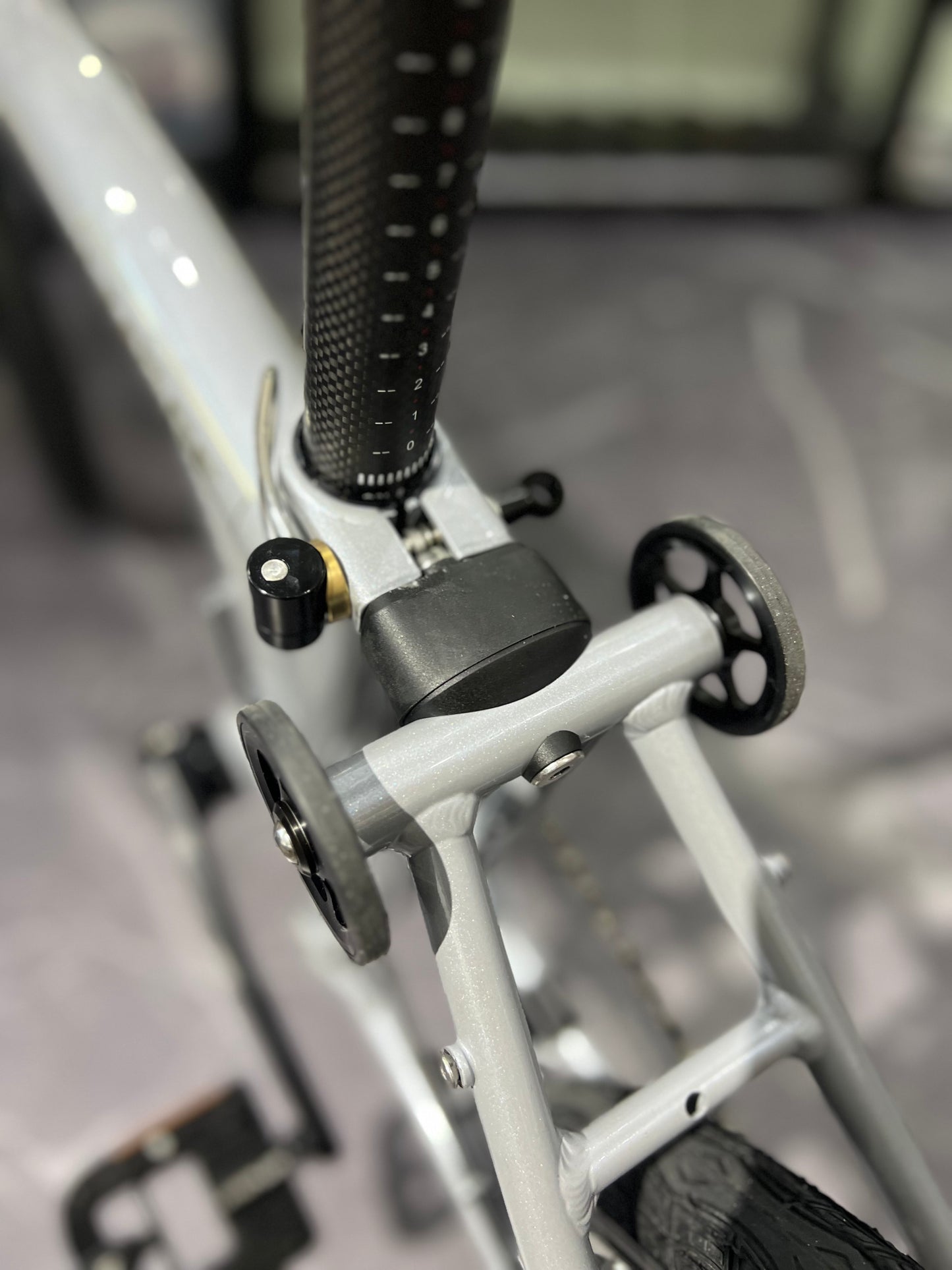 Liaoge L10 Aluminium 20” trifold bike light weight hydraulic disc brakes Shimano Tiagra 10 speed telescopic handle bar adjustable height 2” tyres gravel road competent